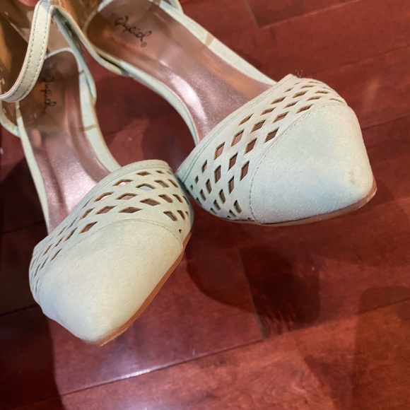 Mint green pointed toe heels size 8 - Picture 8 of 13